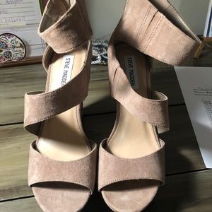 Size 9 New Steve Madden nude wedges